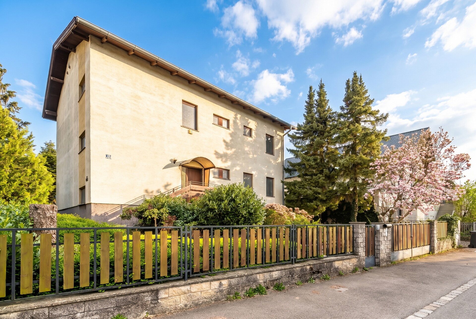 Ihr Rückzugsort im Grünen – Einfamilienhaus mit Pool, Sauna & viel Potenzial