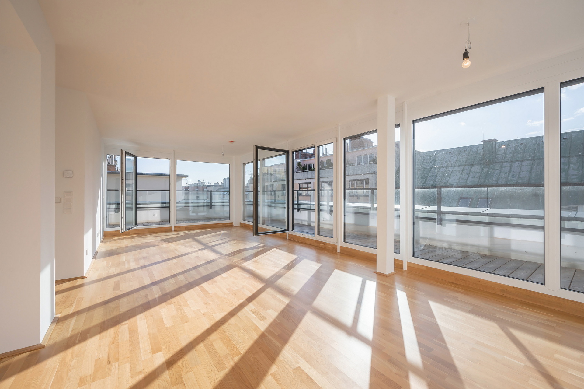 Wohnjuwel mit umlaufender Terrasse: lichtdurchflutetes Domizil mit großen Fensterflächen und Ankleidezimmer