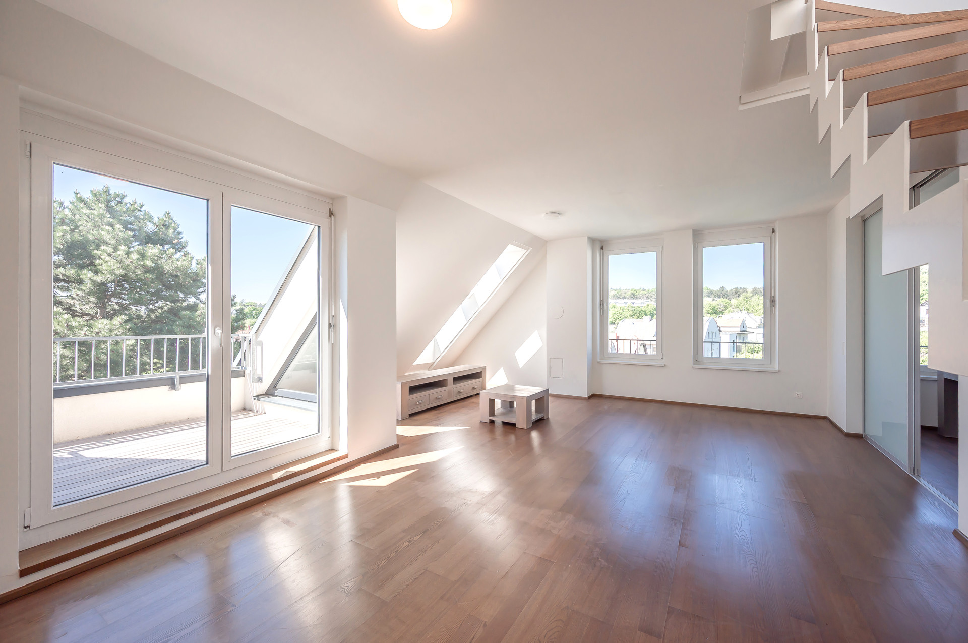 Panoramaliebling: Luxuriöse DG-Wohnung mit Dachterrasse und Fernblick