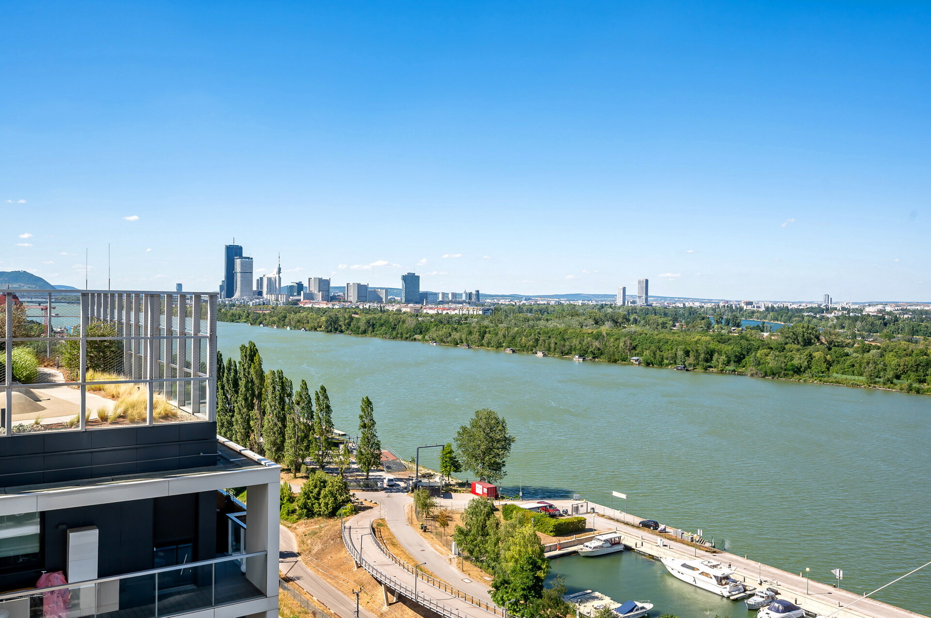 Marina Towers: Exklusive 3-Zimmer-Wohnung mit Donaublick im 12. Liftstock