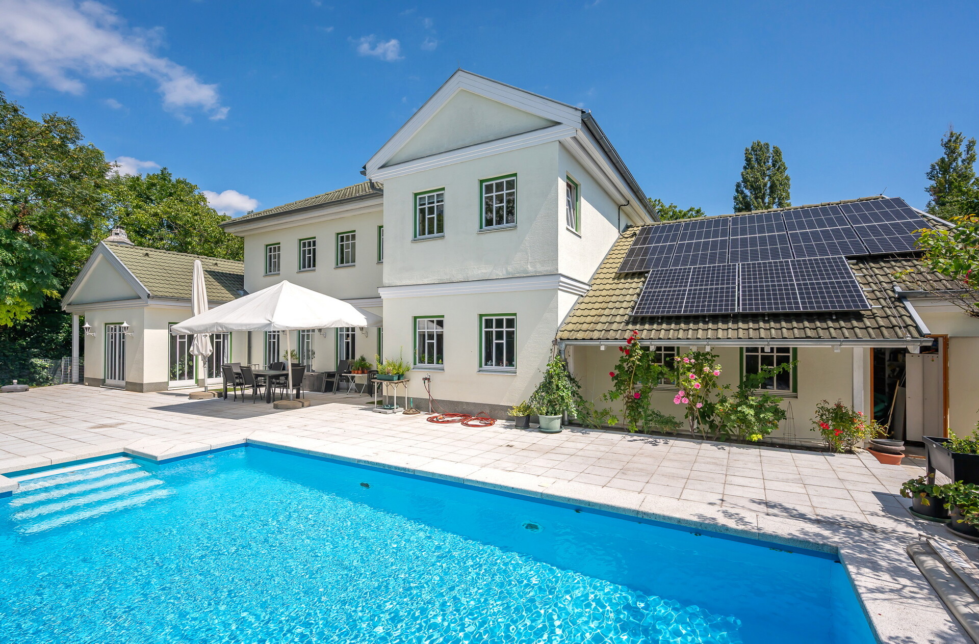 Gepflegtes Familienrefugium mit Pool, großem Garten und viel Platz